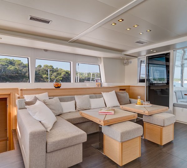 Catamaran DRAGON - Salon Seating