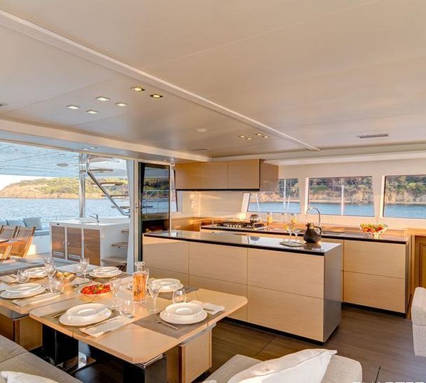 Catamaran ENIGMA -  Salon Dining