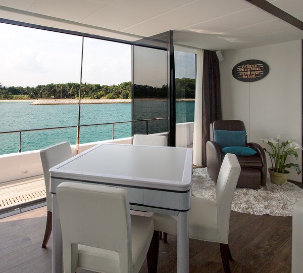 Catamaran Eagle Wings - Sunreef Yachts - card table