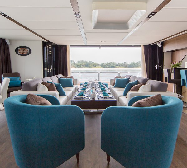Catamaran Eagle Wings - Sunreef Yachts - dining table