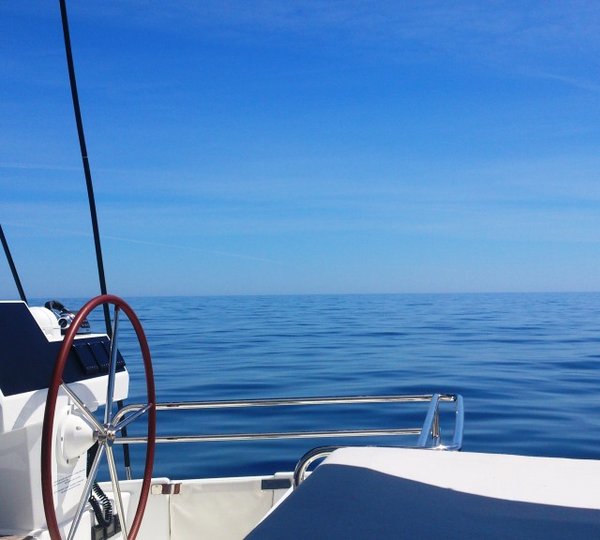 Catamaran MAGEC -  Into the BLue