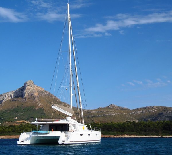 Catamaran MAGEC -  Stern View