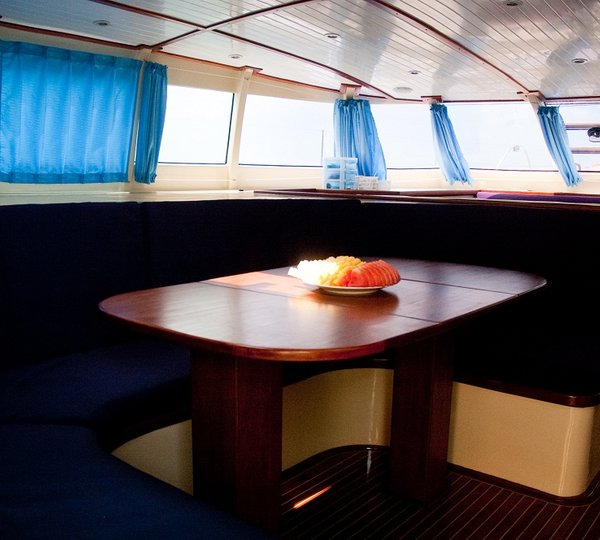 Catamaran NAUTINESS II  -  Dining table