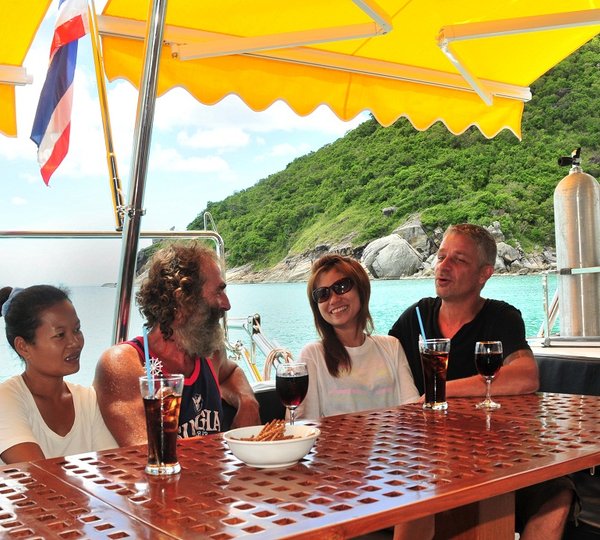 Catamaran NAUTINESS II  -  Enjoying On deck Cocktails