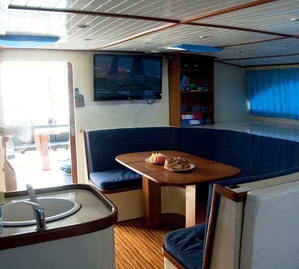 Catamaran NAUTINESS II  -  Salon looking Aft