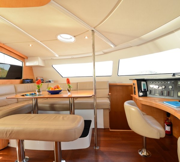 Catamaran NKALINDAU - Salon Dining