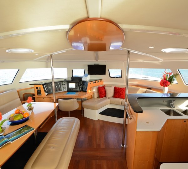 Catamaran NKALINDAU - Salon View forward