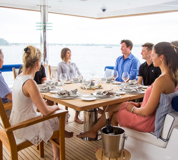 Catamaran WINDQUEST - Aft Deck Dining
