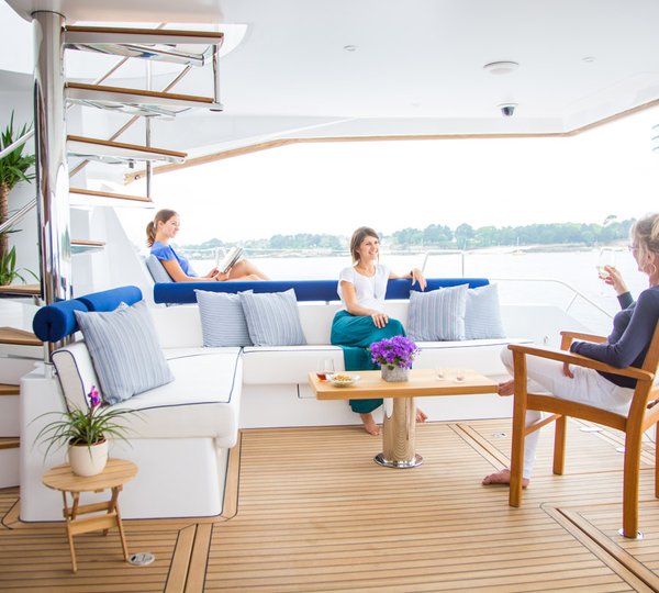 Catamaran WINDQUEST - Aft Deck Seating