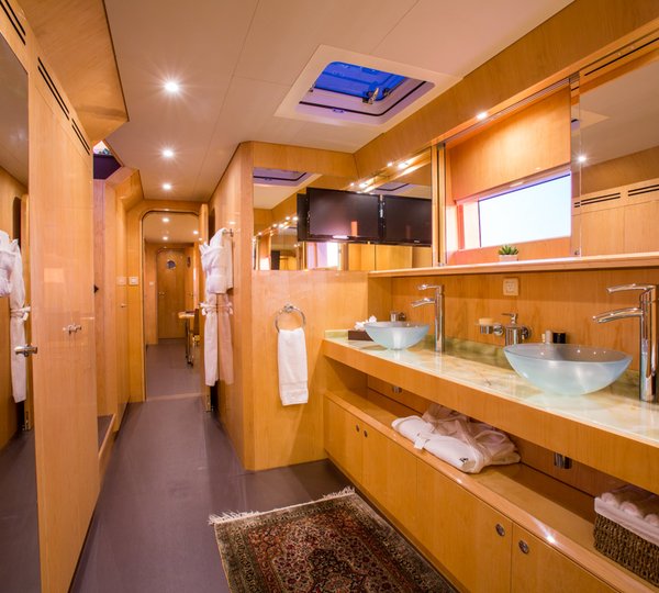 Catamaran WINDQUEST - Master Bathroom
