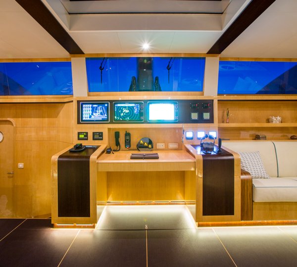 Catamaran WINDQUEST - Nav Station