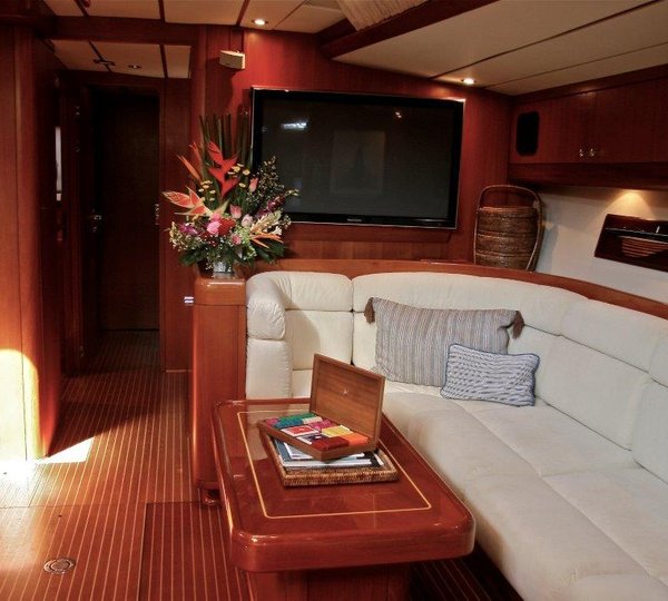 Charter yacht Aspiration - Saloon