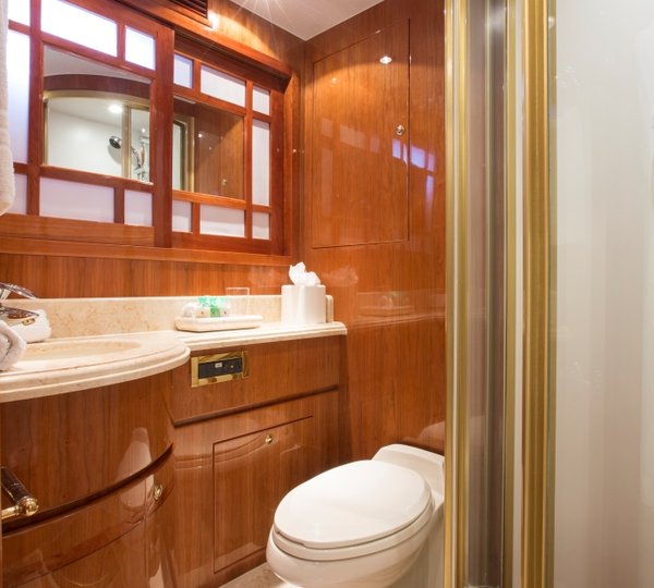 Charter yacht RESTLESS - Guest Ensuite 2