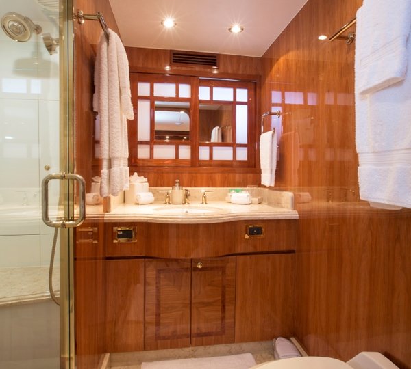 Charter yacht RESTLESS - Guest Ensuite