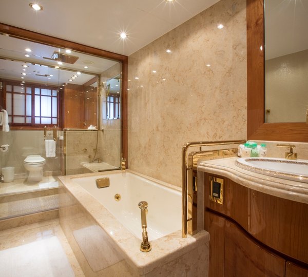 Charter yacht RESTLESS - Master Ensuite
