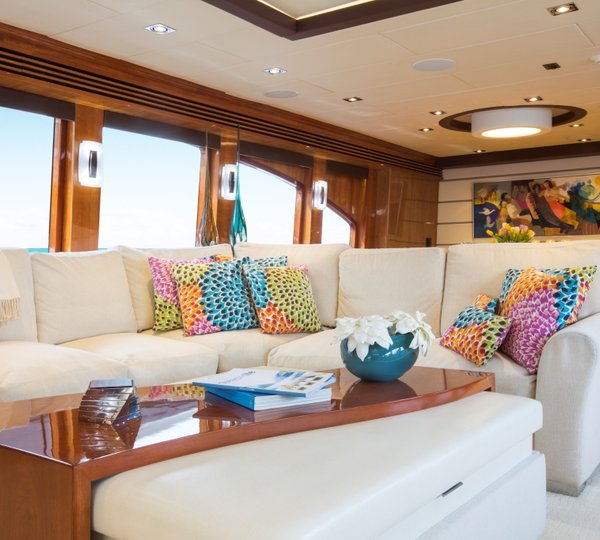 Charter yacht RESTLESS - Salon Seating