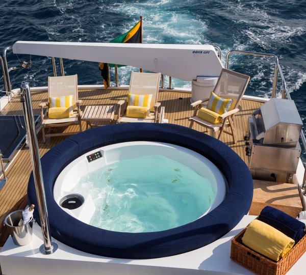 Charter yacht RESTLESS - Tub