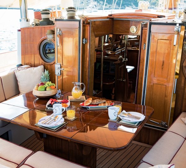 Classic SY SILVER SPRAY - Aft deck dining