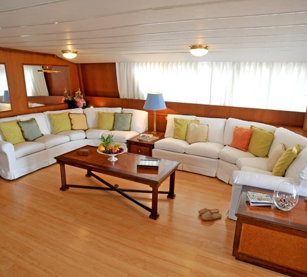 Classic Yacht NAFISA - Salon Seating