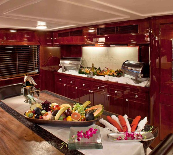 Classic Yacht THE HIGHLANDER -  Dining Area