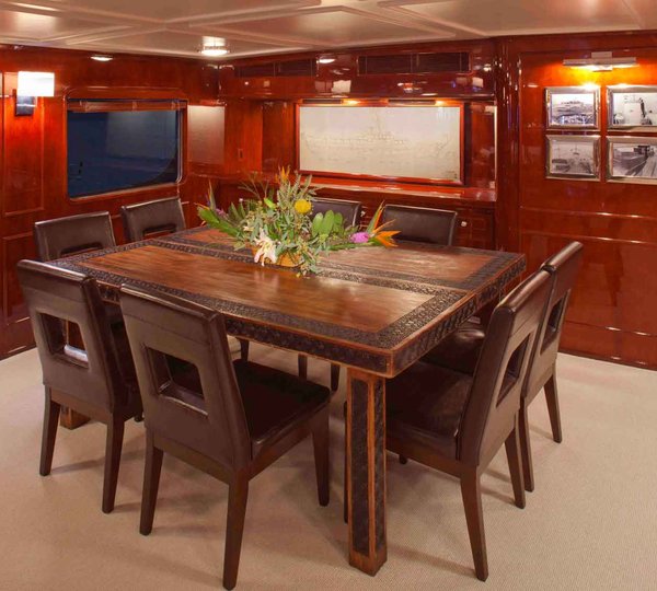 Classic Yacht THE HIGHLANDER -  Formal Dining