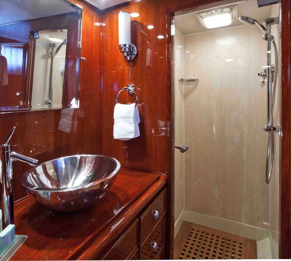 Classic Yacht THE HIGHLANDER -  Guest bathroom