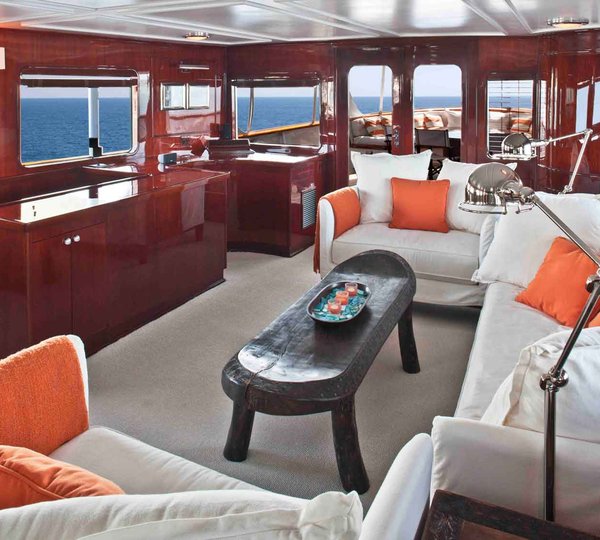 Classic Yacht THE HIGHLANDER -  Main Salon