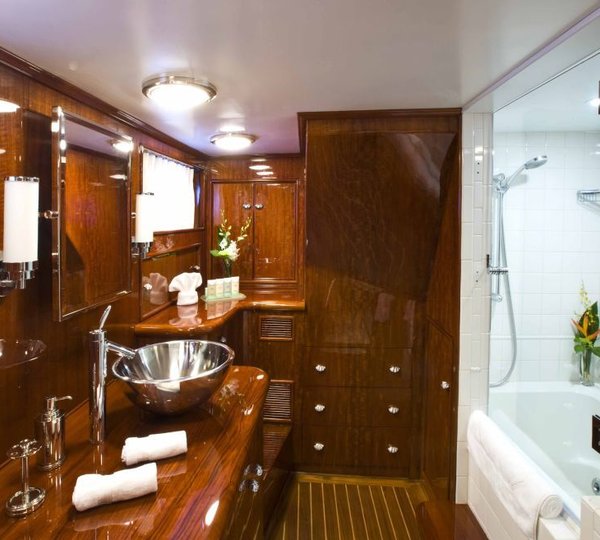 Classic Yacht THE HIGHLANDER -  Master Bathroom