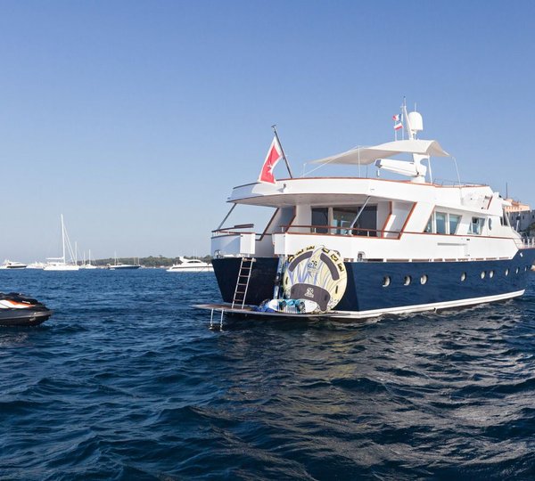 Classic yacht DUNE -  Stern View