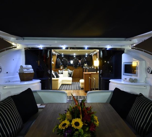 DOUBLE D - Aft deck by night