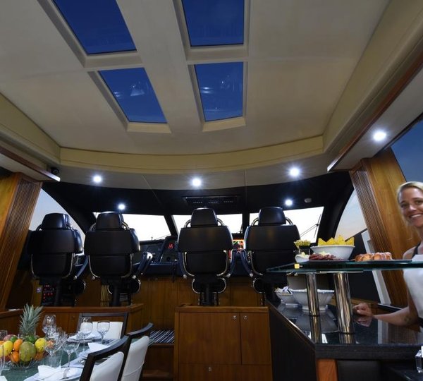 DOUBLE D - Bar on starboard