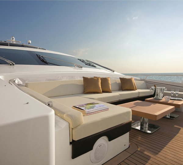DUKE Sistership Azimut 103 S Forward Relax Area