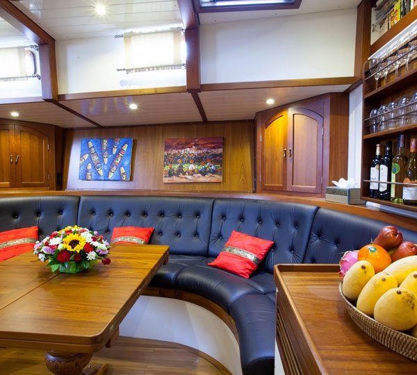 Dallinghoo - Main Saloon