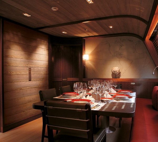 Dining on board of charter yacht Rosehearty - Perini Navi