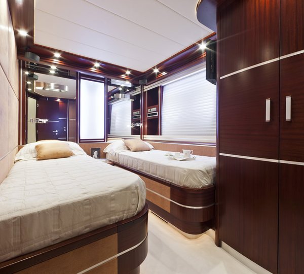 Dominator 860 -  Twin Cabin