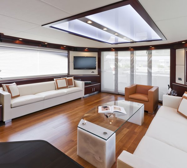 Dominator 860 Yacht -  Main Salon