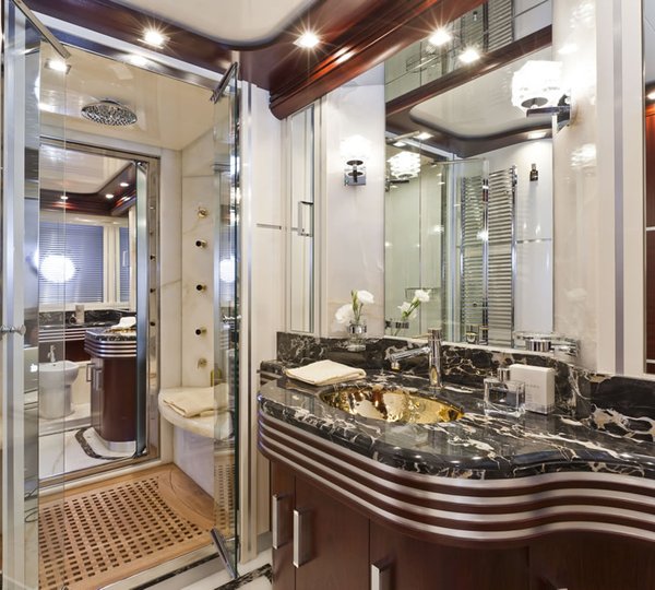 Dominator 860 Yacht -  Master Bathroom