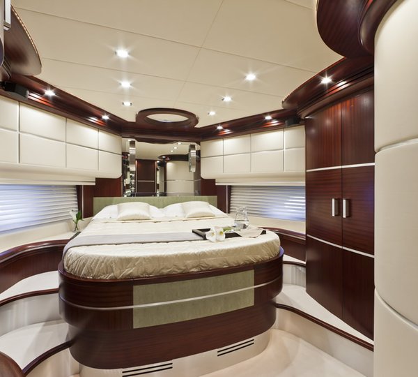 Dominator 860 Yacht -  VIP Cabin