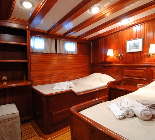 ECCE NAVIGO -  Twin Cabin