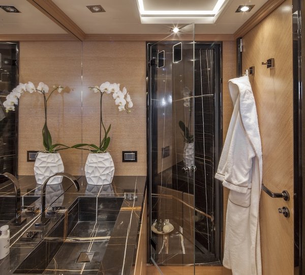EIGHT - VIP bathroom