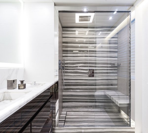 Guest ensuite - double cabin