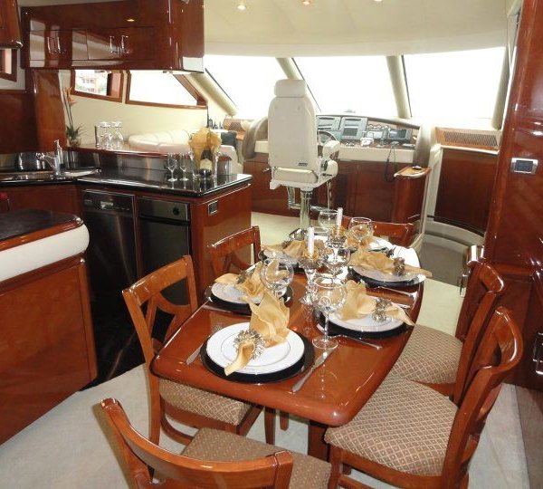 ESCAPE BY SEA - Salon Dining