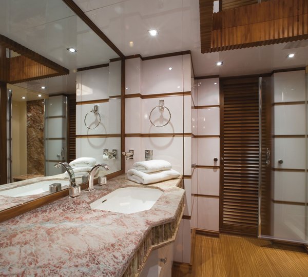 En-suite bathroom aboard Princess Iolanthe yacht - Photo courtesy of Mondo Marine