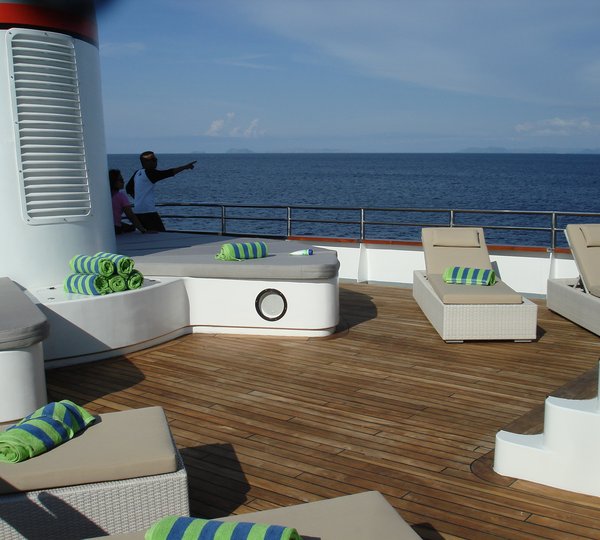 Expedition yacht SALILA - Sundeck Sunbeds