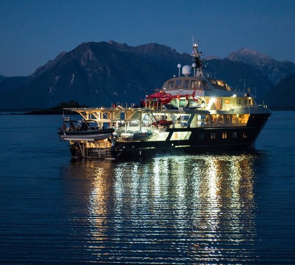 Explorer Yacht ATMOSPHERE - At Night