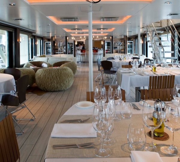 Explorer Yacht ATMOSPHERE - Dining Salon