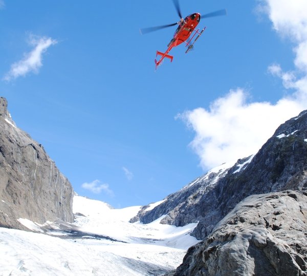 Explorer Yacht ATMOSPHERE -  Helicopter to the Snow