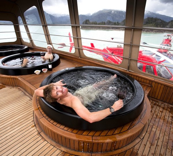 Explorer Yacht ATMOSPHERE - Spa Pool)