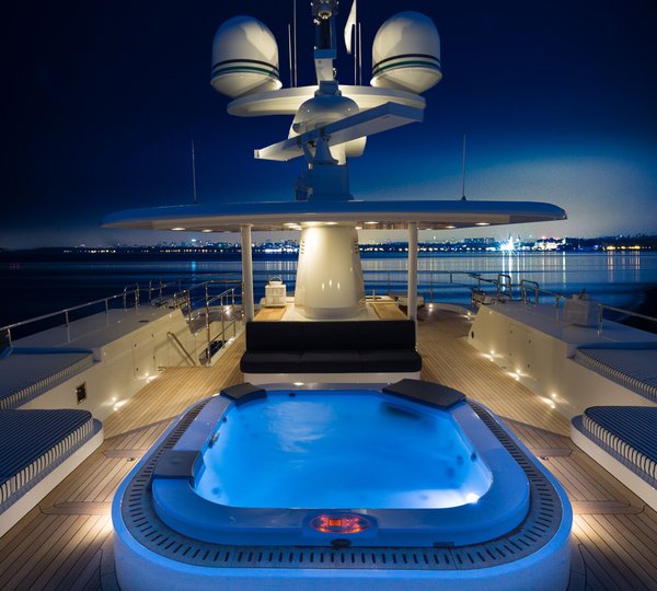 F76 JACUZZI SUN DECK