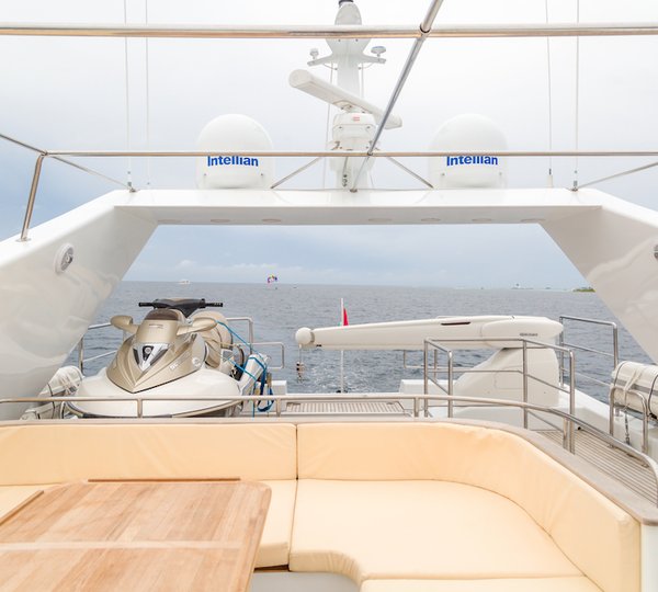 FANTOM - Sundeck view aft